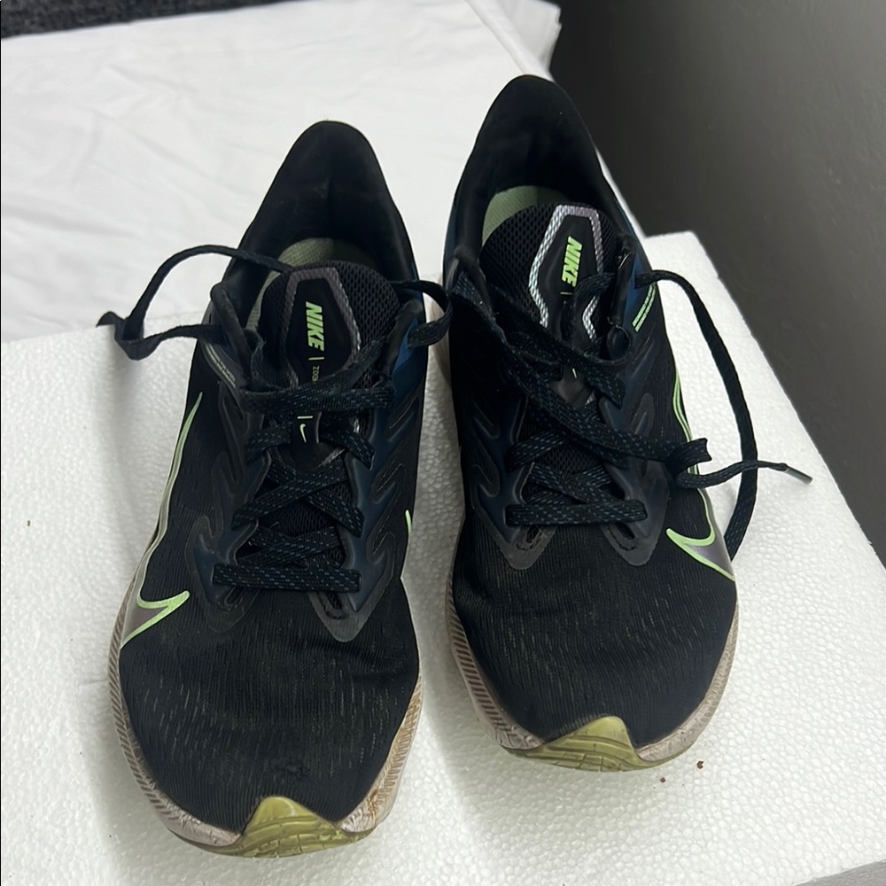 Nike Black and Green Athletic Running Shoes